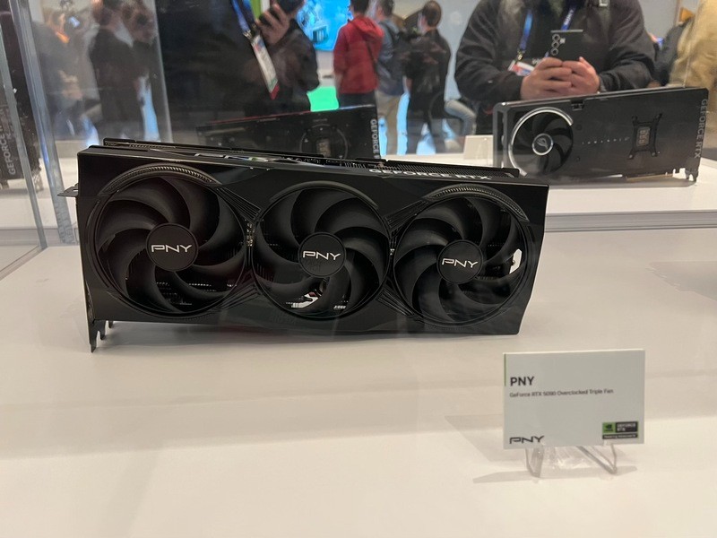 一大批RTX 5090来袭！英伟达公版和AIC非公版显卡图赏