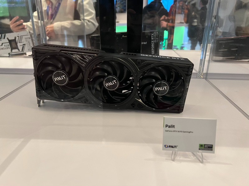 一大批RTX 5090来袭！英伟达公版和AIC非公版显卡图赏