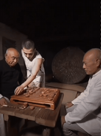 為什么在正月剃頭的我，突然被餐桌上的老登肘飛了？