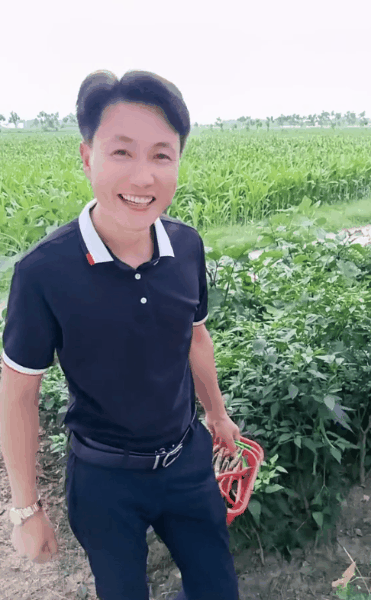 看过女版“秀才”在直播间变身圣斗士后，我开始沉迷抽象团播