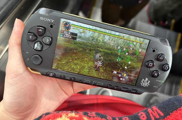 地铁惊现日本玩家掏出PSP玩怪猎 小学生旁议假货Switch-iDomino
