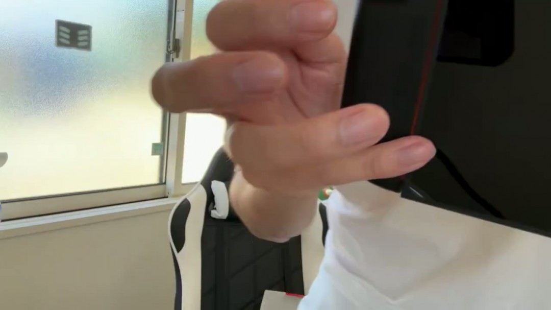 笑死！日本玩家连Switch 2时被夹到手 疼得嗷嗷叫