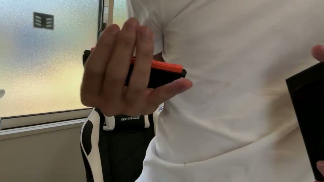 笑死！日本玩家连Switch 2时被夹到手 疼得嗷嗷叫
