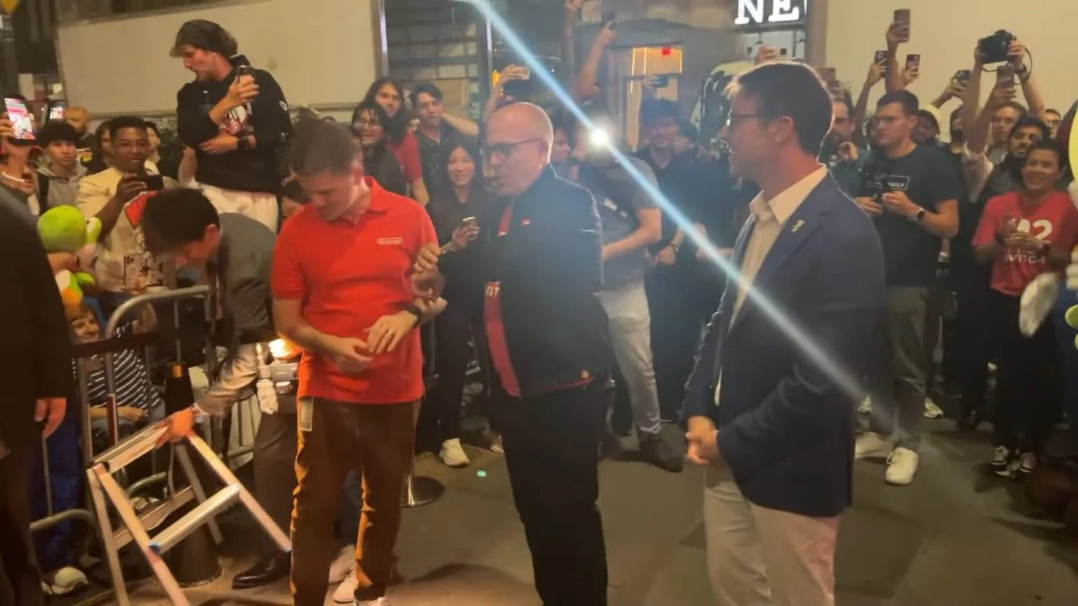 纽约60天排队男第一个拿到NS2 遭遇一代机30天排队男打卡