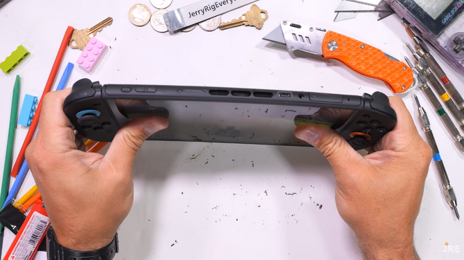 国外玩家暴力测试Switch 2耐久性 刀割火烧不建议模仿