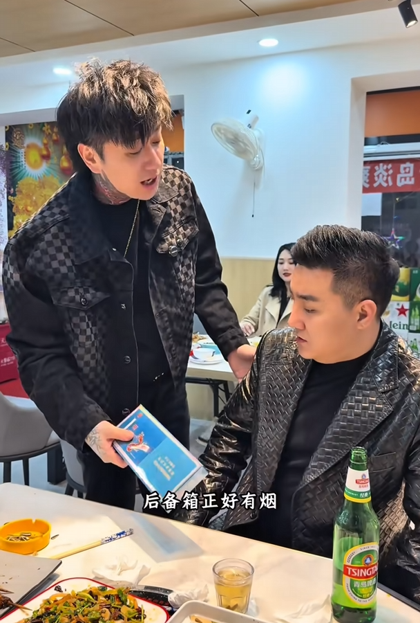 在弗雷尔卓德吃饭，千万别把瓶盖崩飞到别人的盘子里