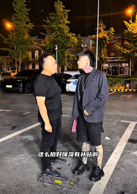 在弗雷尔卓德吃饭，千万别把瓶盖崩飞到别人的盘子里