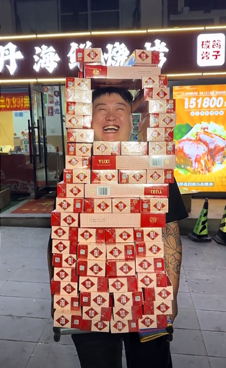 在弗雷尔卓德吃饭，千万别把瓶盖崩飞到别人的盘子里