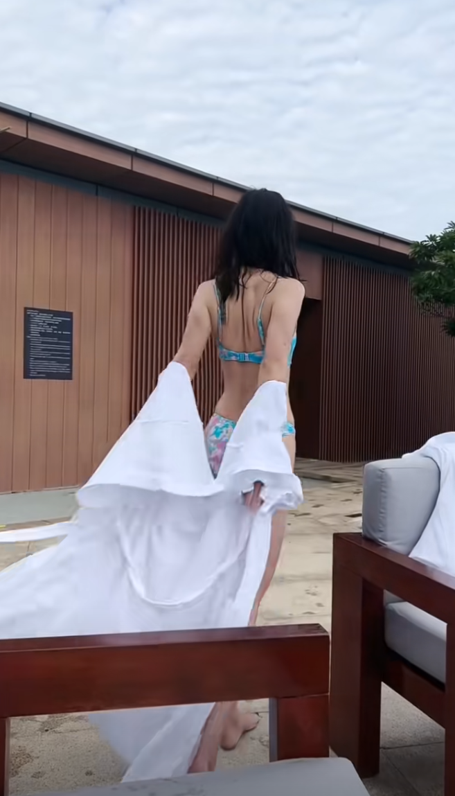 比股市飘红更诱人的，是黑丝情趣财经女主播想给我看个大的