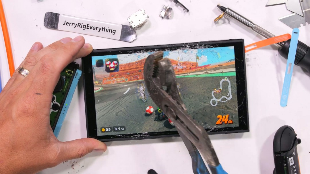 屏幕很能挨砸！Switch 2被锤子砸了50次后还能正常玩