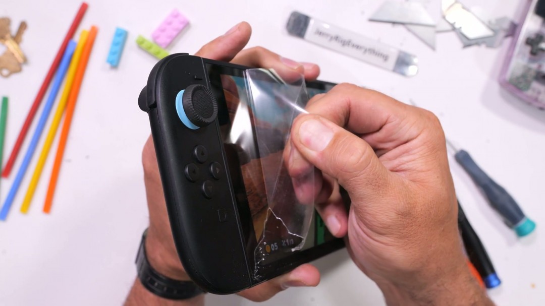 屏幕很能挨砸！Switch 2被锤子砸了50次后还能正常玩