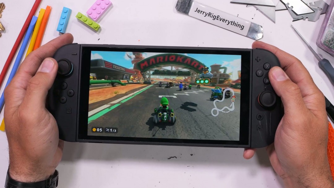 屏幕很能挨砸！Switch 2被锤子砸了50次后还能正常玩