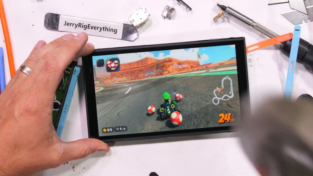 屏幕很能挨砸！Switch 2被锤子砸了50次后还能正常玩
