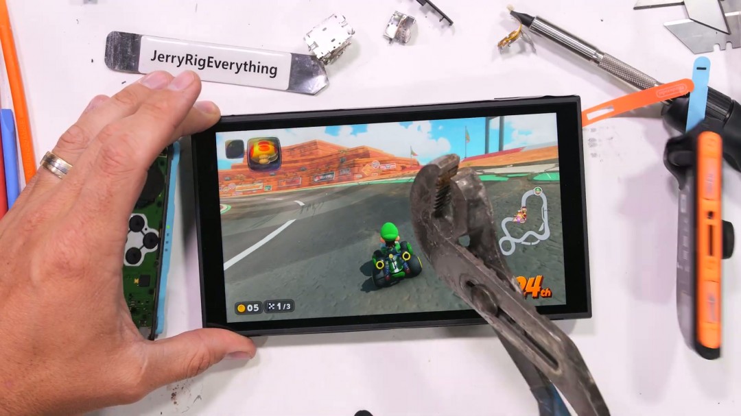 屏幕很能挨砸！Switch 2被锤子砸了50次后还能正常玩