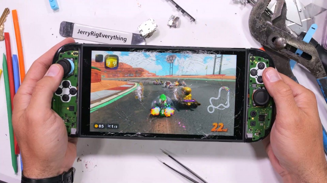 屏幕很能挨砸！Switch 2被锤子砸了50次后还能正常玩