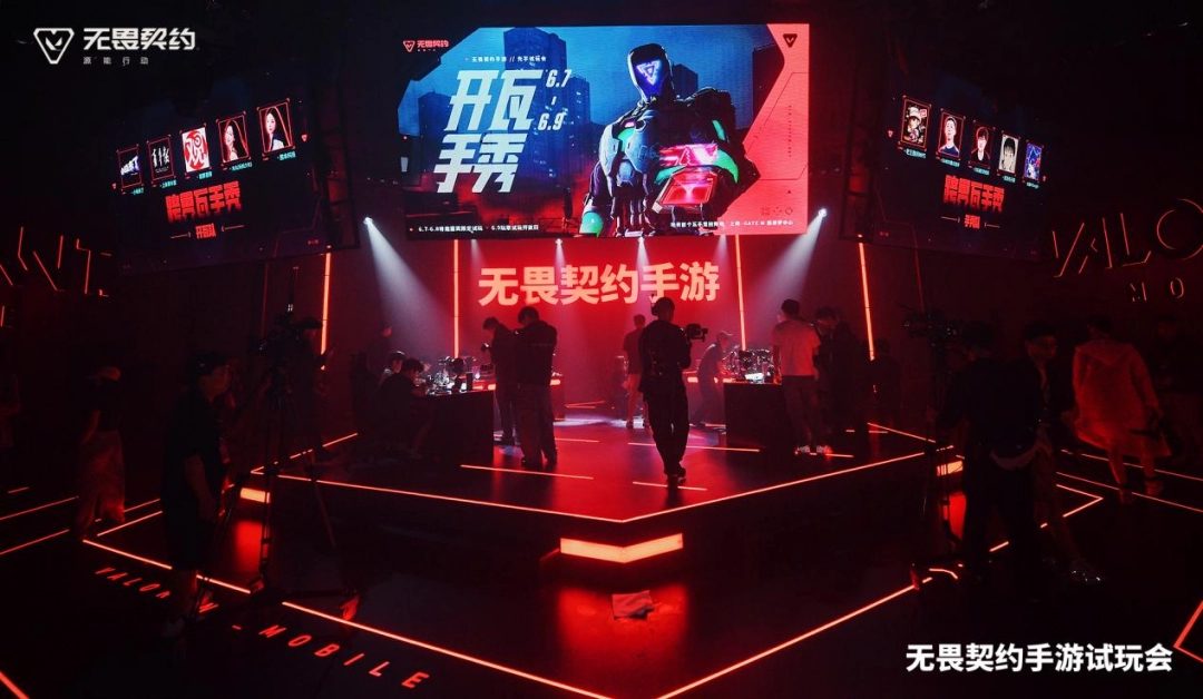 誰(shuí)家游戲開(kāi)試玩會(huì)，還要在臺(tái)上搭一個(gè)可動(dòng)的巨型機(jī)器人？
