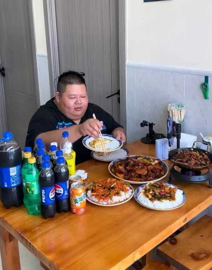 380斤的良子大胃袋，笑着走向他的“死亡结局”