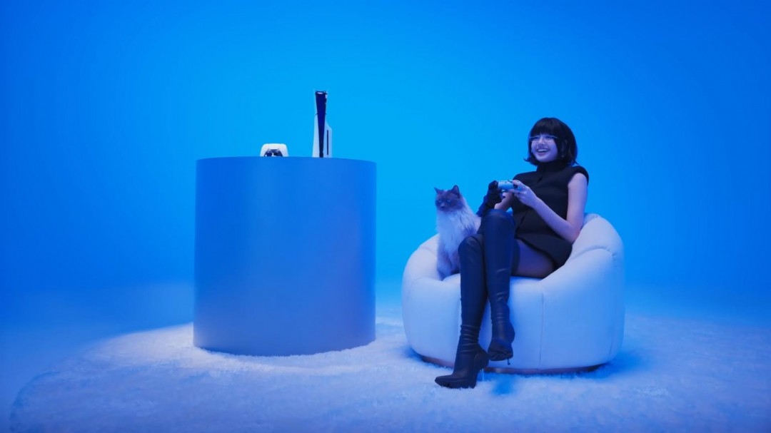Lisa与PlayStation游戏互动截图