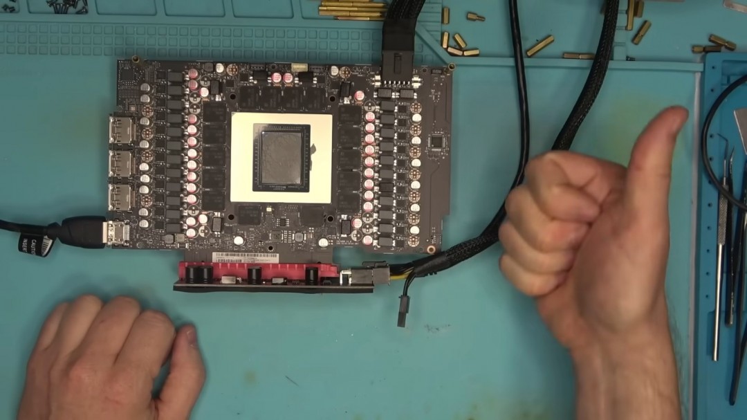 RTX5090慘烈變磚 PCB都裂了！居然修好 用了3根飛線(xiàn)