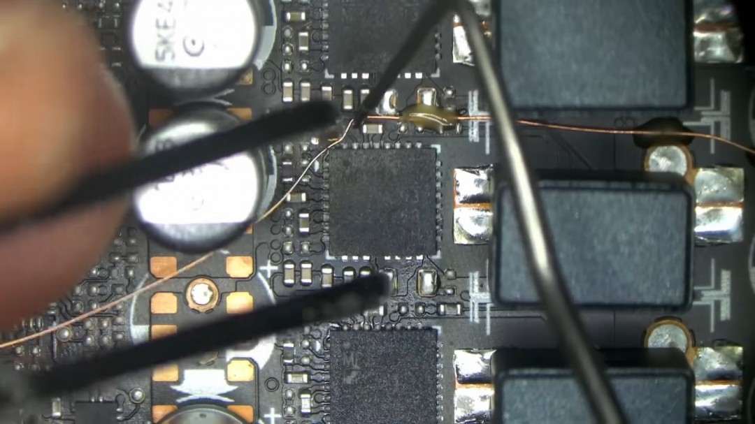 RTX5090慘烈變磚 PCB都裂了！居然修好 用了3根飛線(xiàn)