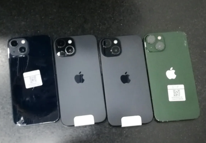 兩人腳踩8部iPhone進(jìn)境 卻因為步伐僵硬而被發(fā)現(xiàn)