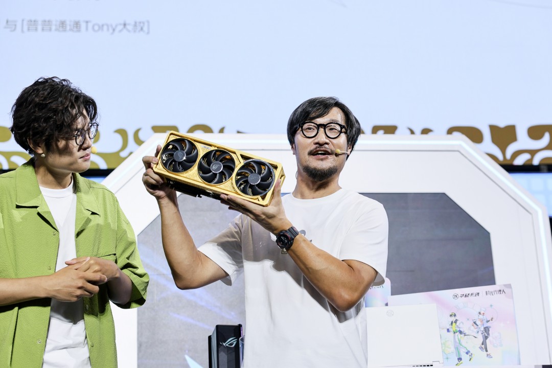 “大陆秀夫”遇上本尊！华硕中国总经理Tony大叔与小岛同框