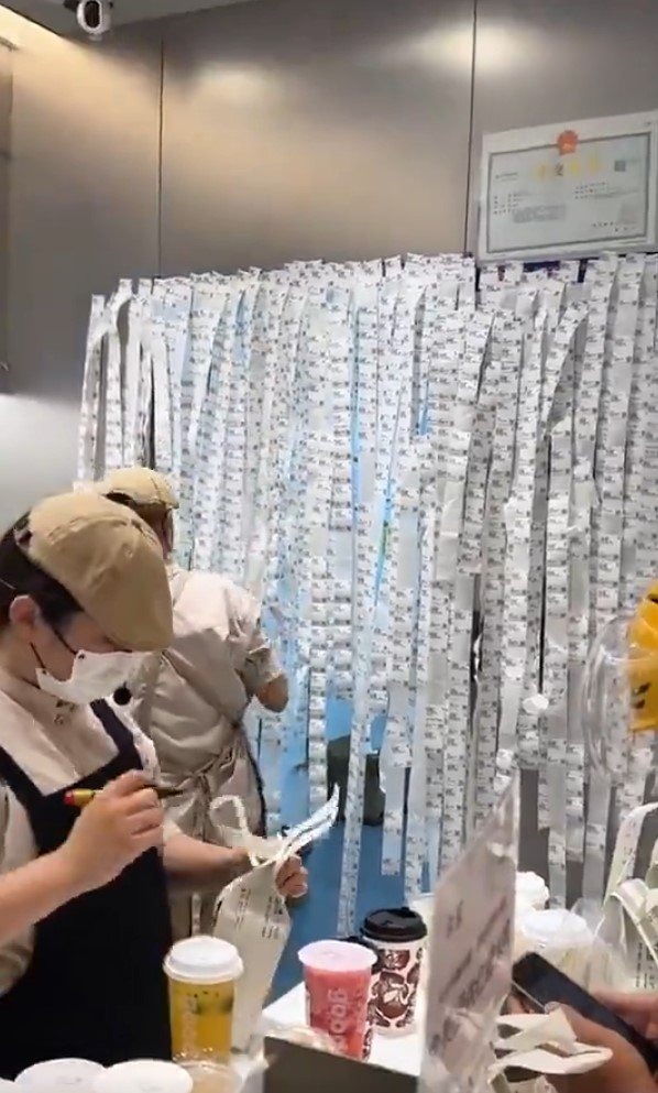 外賣大戰(zhàn)已經(jīng)進(jìn)階到負(fù)4元購 奶茶店稱1天利潤僅400元