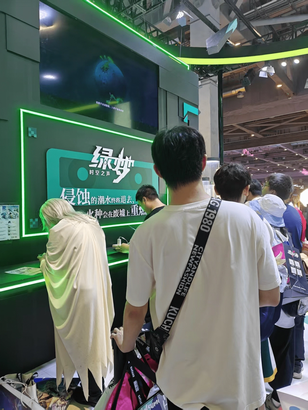 BW神人游戲展臺：先排隊打BOSS受苦，后排隊給Coser包圍合影