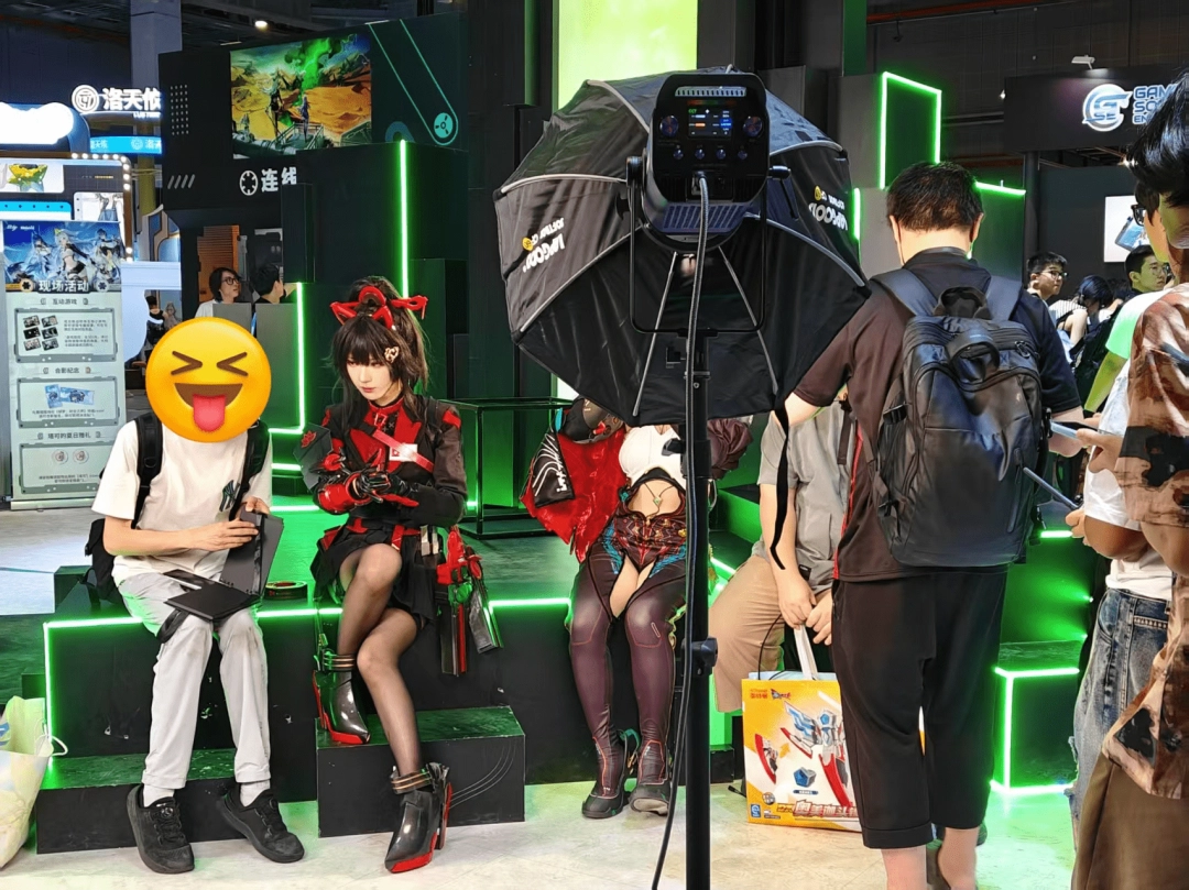 BW神人游戲展臺：先排隊打BOSS受苦，后排隊給Coser包圍合影