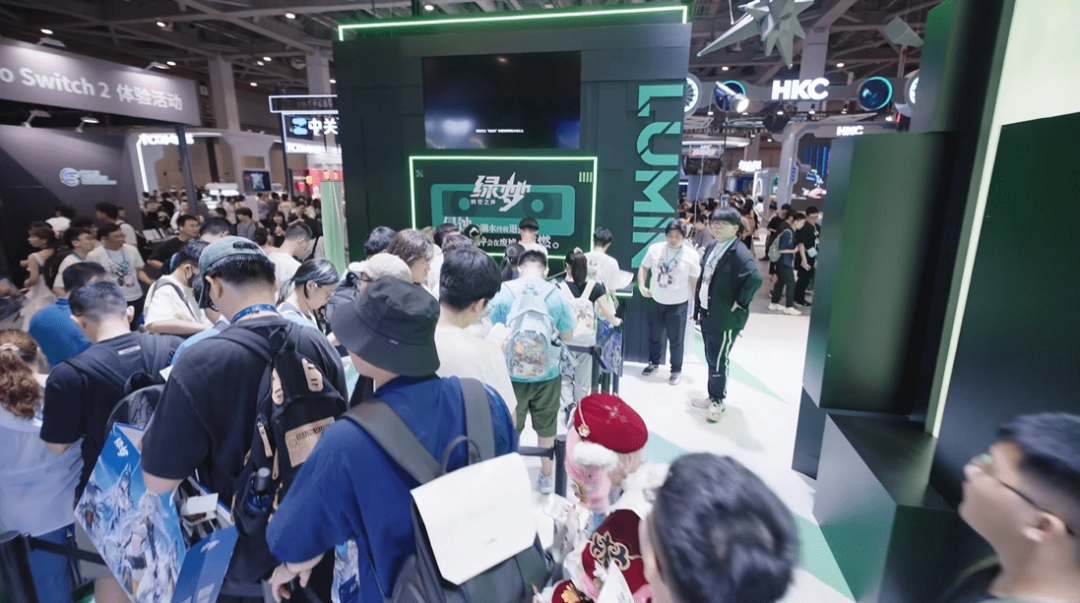 BW神人游戲展臺：先排隊打BOSS受苦，后排隊給Coser包圍合影