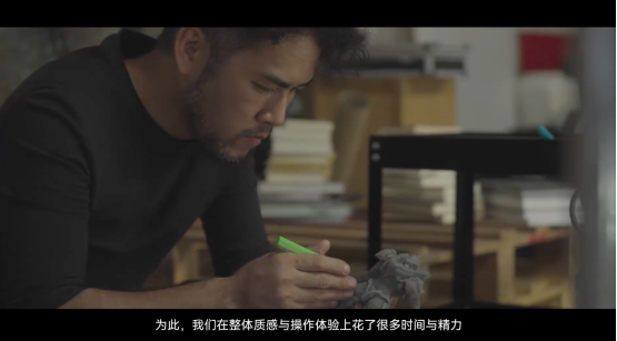 借着这部机甲游戏，他想聊聊人类的未来