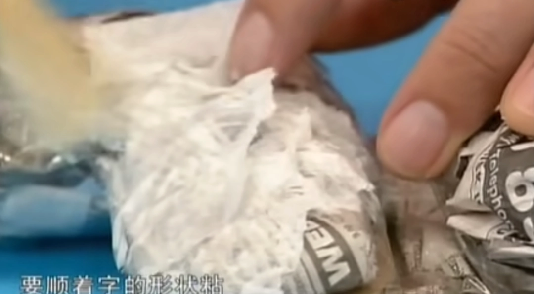 曾經(jīng)在熒幕上狂噴白乳膠的尼爾叔叔，如今變成了LSP的精神導(dǎo)師