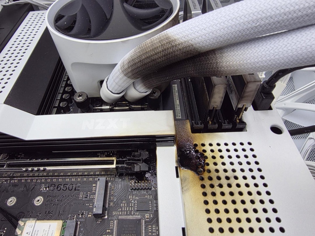 ̩RTX 5090桶ս6ʱͻȻ PCBۻ