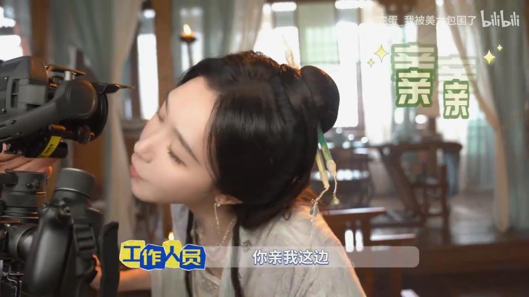 《完蛋！我被美女包围2》亲吻片段揭秘亲镜头旁边-Domino
