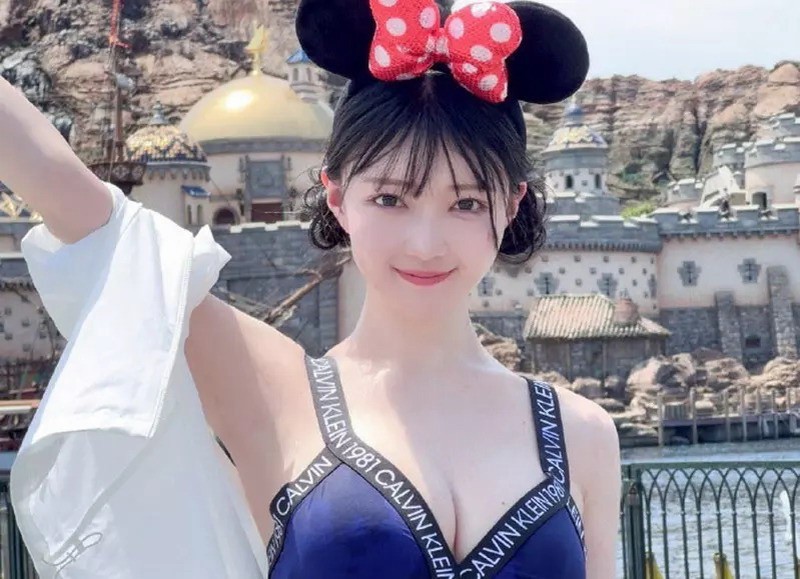 美女推主逛迪士尼乐园穿得太性感 在网上引起争议