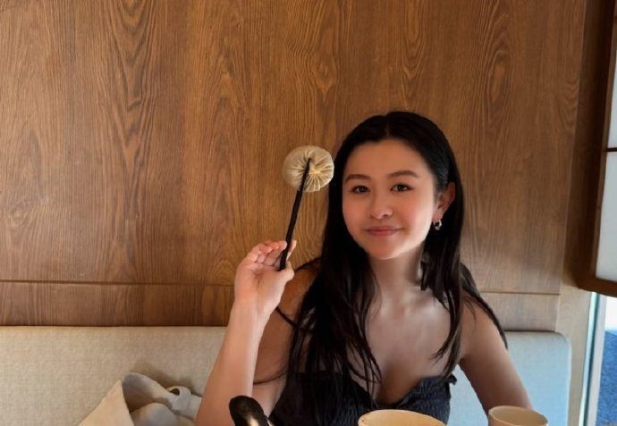 邱淑贞二女儿晒照：淡妆吊带 美丽大方自然