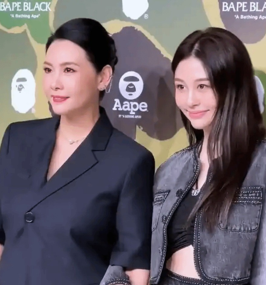 邱淑贞二女儿晒照：淡妆吊带 美丽大方自然