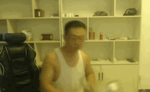 药水哥走出金色维也纳大厅后，“仿制药”走了进去