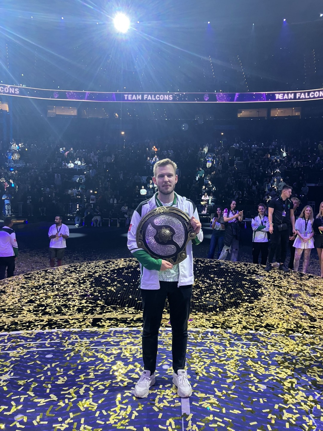 《DOTA2》TI14中国队XG 2：3不敌Falcons获得亚军