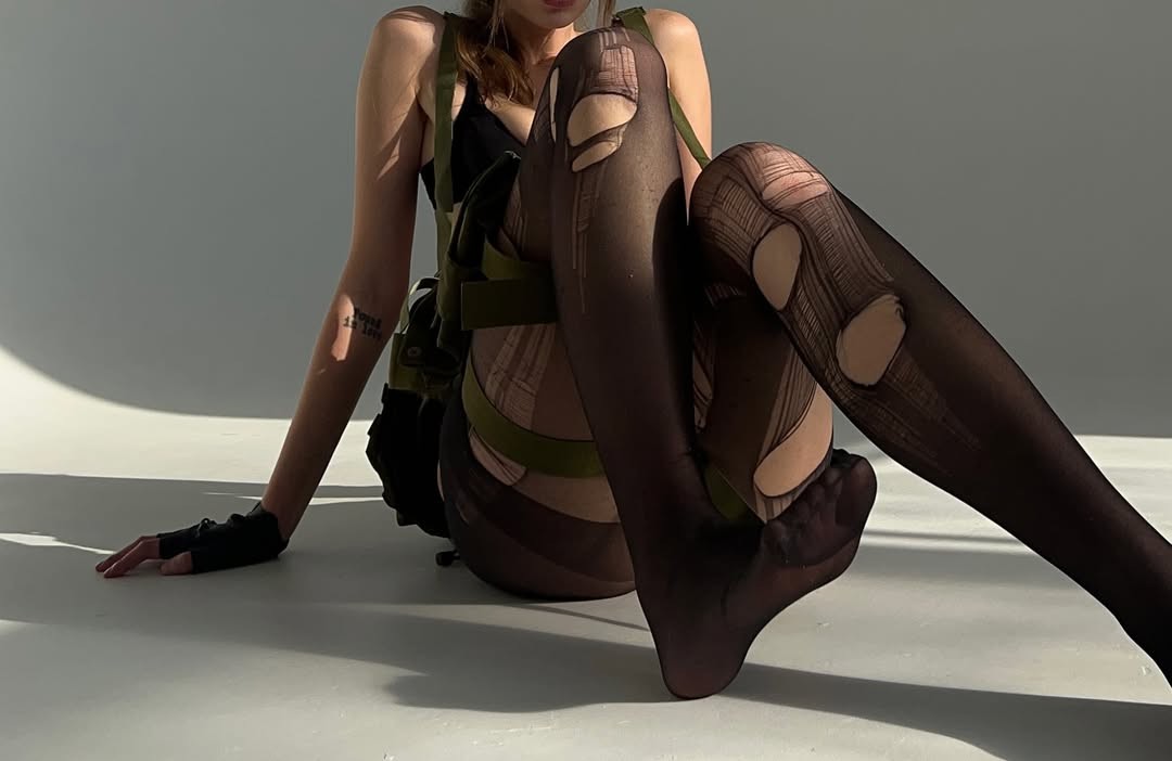 想静静了！ 国外小姐姐cos《合金装备5：幻痛》Quiet