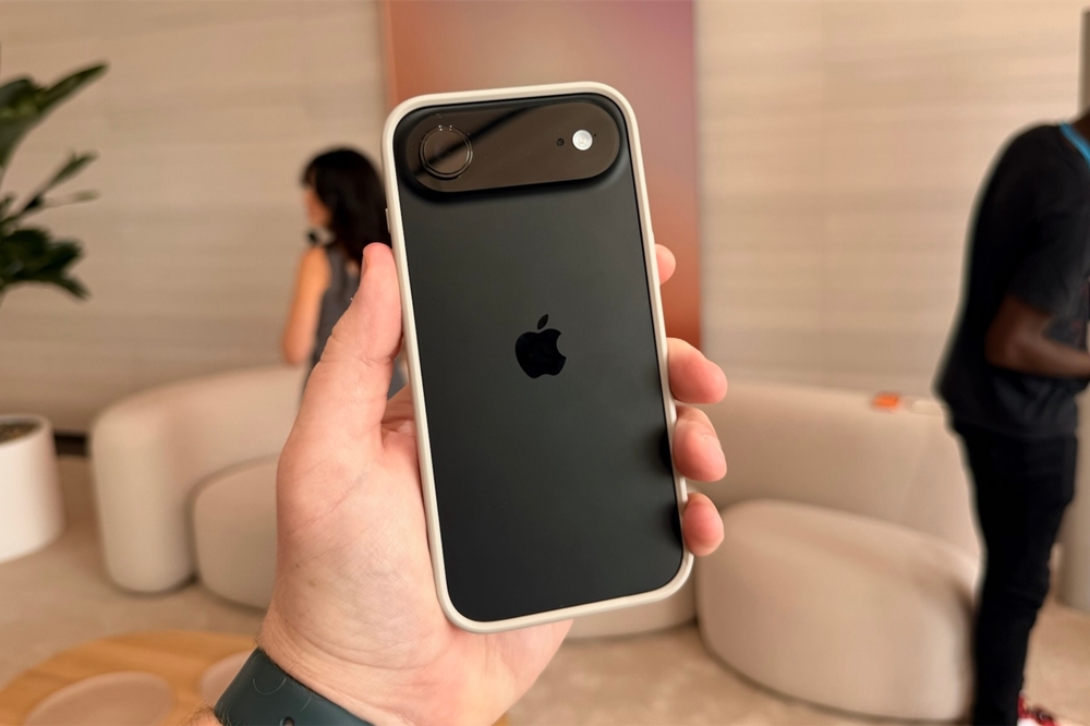 iPhone Air到手仅一天就翻车了？镜头内出现水雾