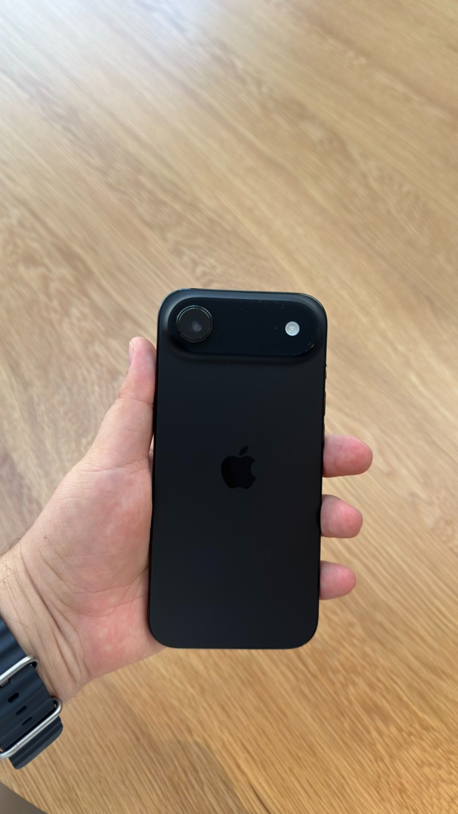 iPhone Air到手仅一天就翻车了？镜头内出现水雾