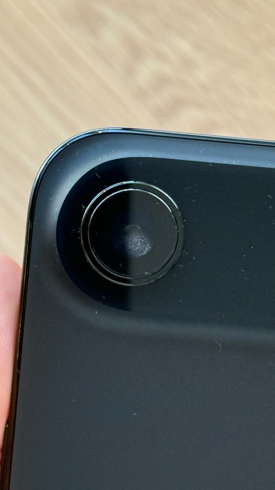 iPhone Air到手仅一天就翻车了？镜头内出现水雾