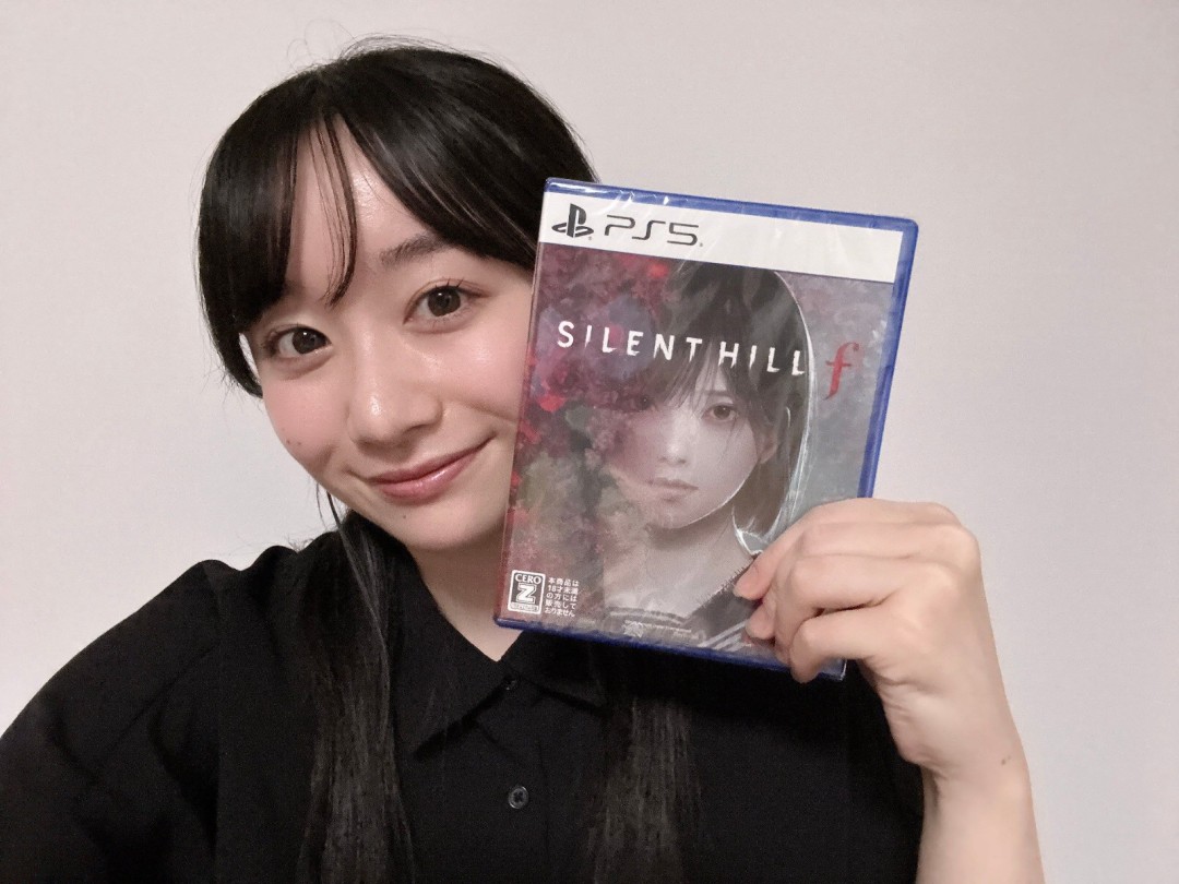 《寂靜嶺f》美女臉模曬與PS5光盤合照 很漂亮