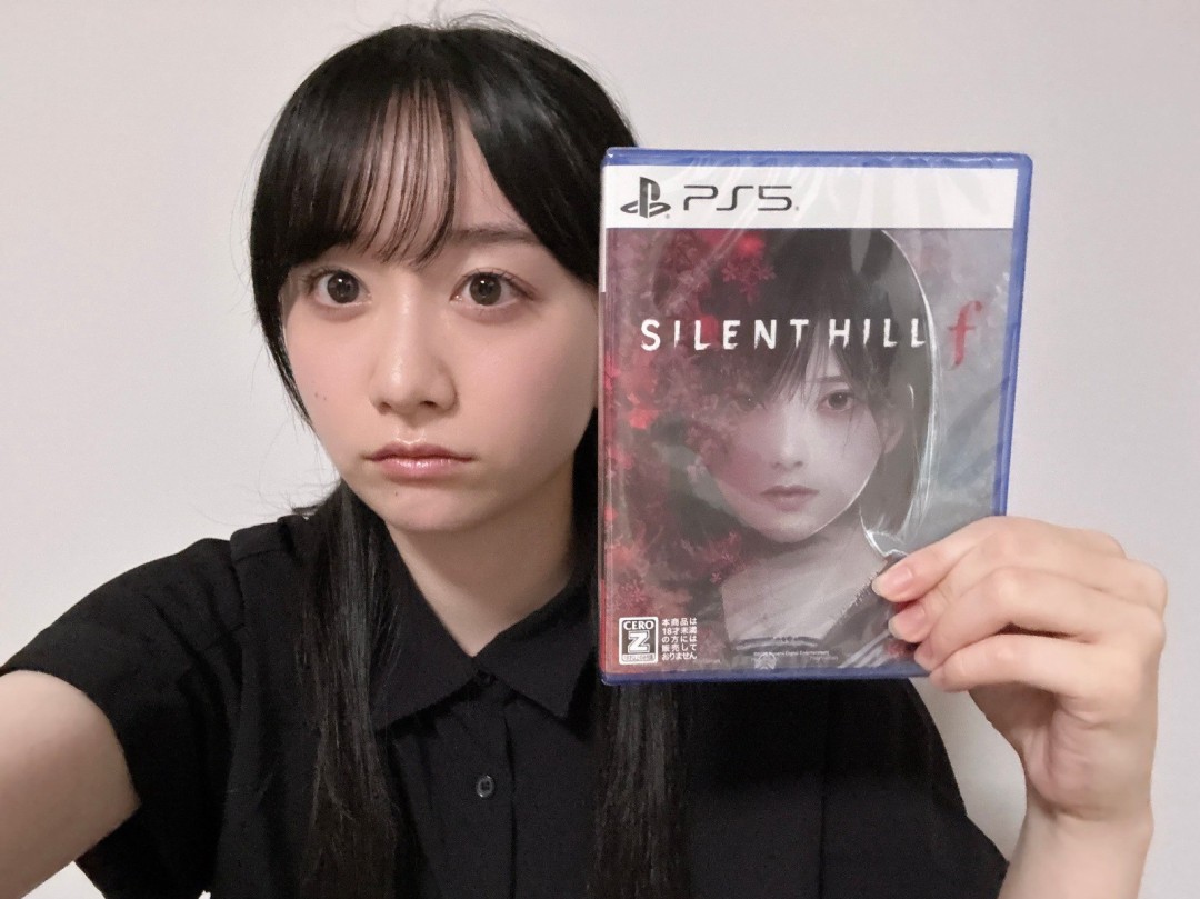 《寂靜嶺f》美女臉模曬與PS5光盤合照 很漂亮