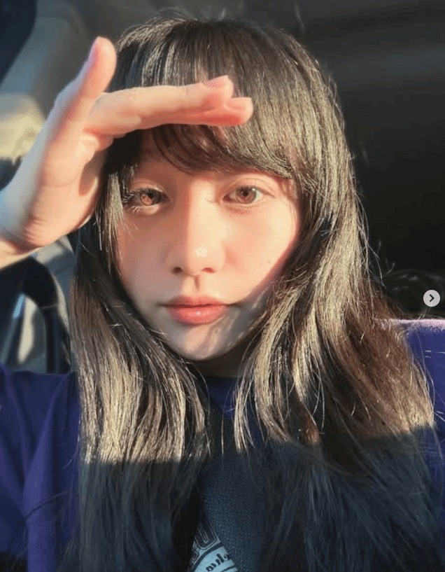 《寂靜嶺f》美女臉模曬與PS5光盤合照 很漂亮