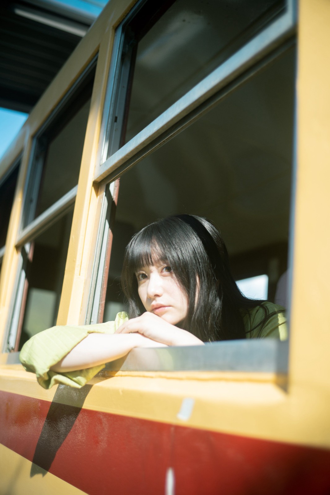 《寂靜嶺f》美女臉模曬與PS5光盤合照 很漂亮