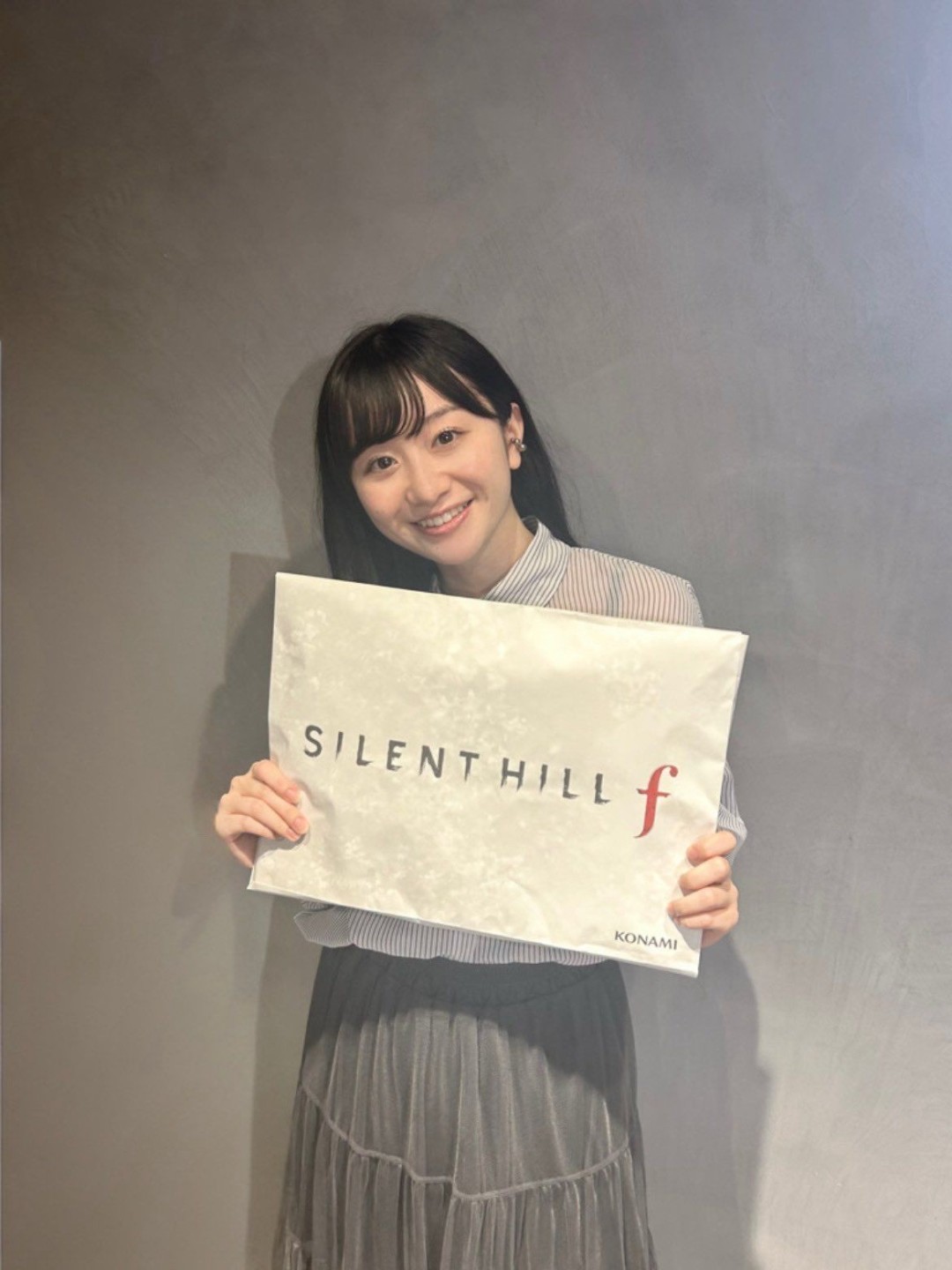 《寂靜嶺f》美女臉模曬與PS5光盤合照 很漂亮