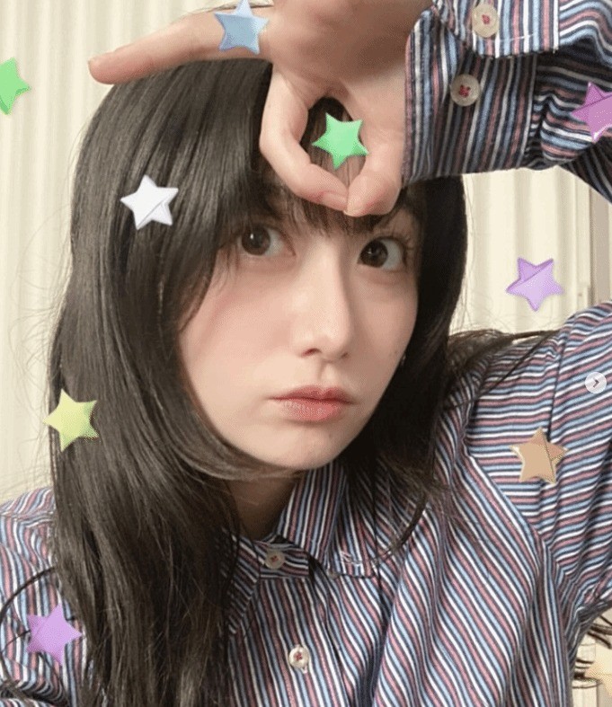 《寂靜嶺f》美女臉模曬與PS5光盤合照 很漂亮