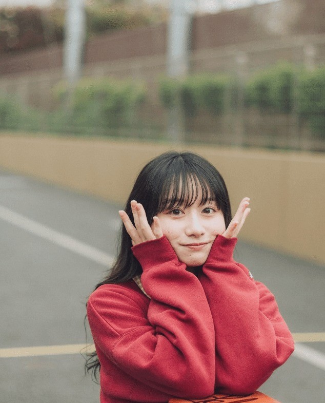 《寂靜嶺f》美女臉模曬與PS5光盤合照 很漂亮